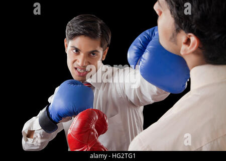 Die Unternehmer kämpfen im Boxring Stockfoto