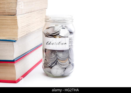 Student sparen Geld in einem jar für Bildung Stockfoto