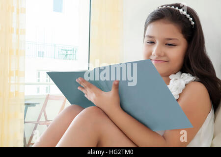 In der Nähe von Mädchen lesen Buch Stockfoto