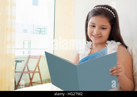 In der Nähe von Mädchen lesen Buch Stockfoto