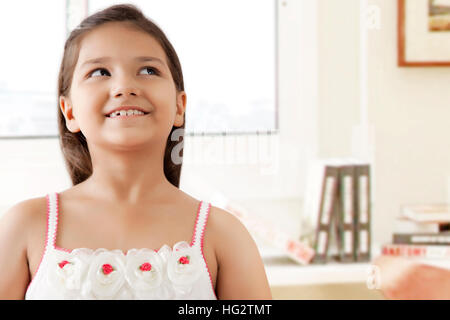 Porträt der lächelnde Mädchen suchen Stockfoto