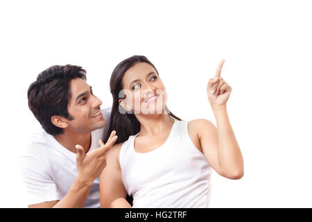 Gerne älteres Paar zeigt mit Finger auf etwas zeigen Stockfoto