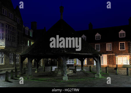 Die hölzernen Buttercross in der Nacht, Marktgemeinde Oakham, Rutland County, England, Großbritannien; UK Stockfoto