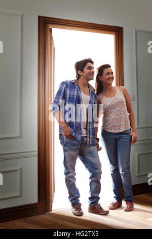 Junges Paar an neues Haus suchen Stockfoto