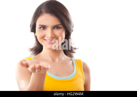 Frau mit etwas von ihrer Hand Stockfoto