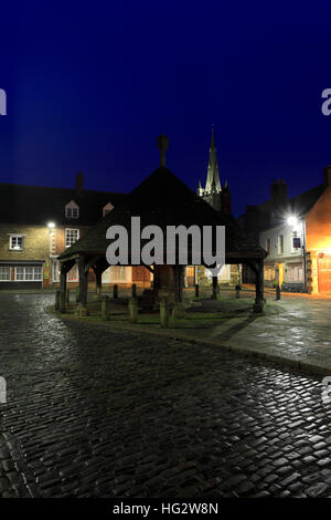 Die hölzernen Buttercross in der Nacht, Marktgemeinde Oakham, Rutland County, England, Großbritannien; UK Stockfoto