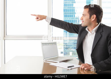Business Mann zeigt etwas mit Seinem Finger Stockfoto