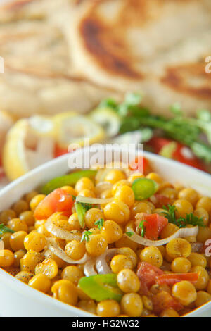 Getrocknete gelbe Erbsen Chaat mit Pan warmes Brot, indisches Essen Stockfoto