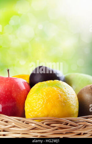 Weidenkorb mit frischen Früchten gefüllt Stockfoto