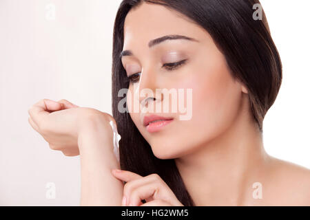 Junge Frau Anwendung die Creme auf die Hand Stockfoto