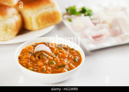 Pav bhaji mit Brot, Zwiebeln und Butter, indisches Essen Stockfoto