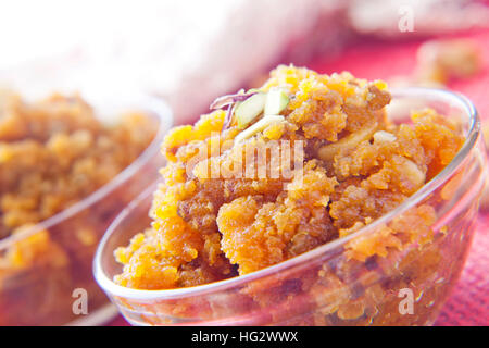 Moong Dal Halwa – eine indische Süßspeise Stockfoto