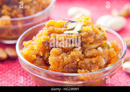 Moong Dal Halwa – eine indische Süßspeise Stockfoto