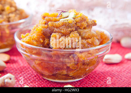 Moong Dal Halwa – eine indische Süßspeise Stockfoto