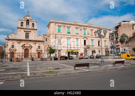 Zentrale Piazza und Mutter Kirche St. Maria von der Grube und Saint Alphius, Lentini auf Sizilien. Stockfoto