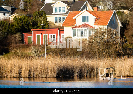 Ronneby, Schweden - 2. Januar 2017: Dokumentation der schwedischen Küste Lebensstil. Schönes Haus nur durch das Meer mit Vögel draußen schwimmen. Viele Reed durch Stockfoto