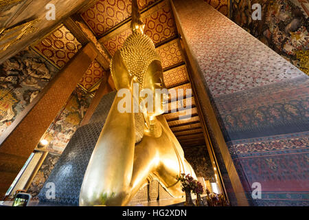 4. Dezember 2016; Bangkok, Thailand, liegender golden Buddha im Wat Pho Stockfoto