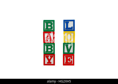 Gestapelte Holz Alphabet Blöcke Zauber die Worte Baby Love über einen rein weißen Hintergrund. Stockfoto