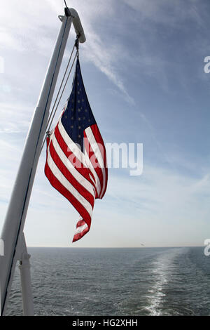 Eine amerikanische Flagge fliegt im Wind auf dem Cape May-Lewes Fähre zwischen New Jersey und Delaware Stockfoto