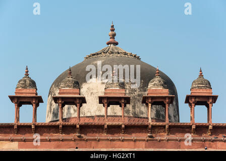 Reihe von Chhatri und Kuppel, Jama Masjid (Freitagsmoschee), Fatehpur Sikri, Indien Stockfoto