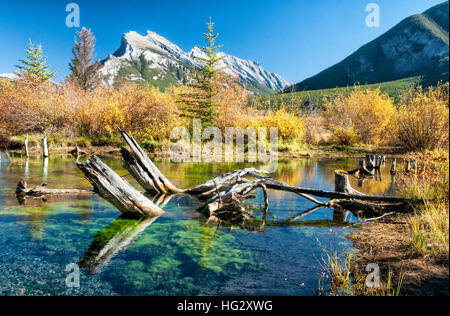 Mount Rundle reflektiert Vermilion Lakes, Banff, Alberta Stockfoto