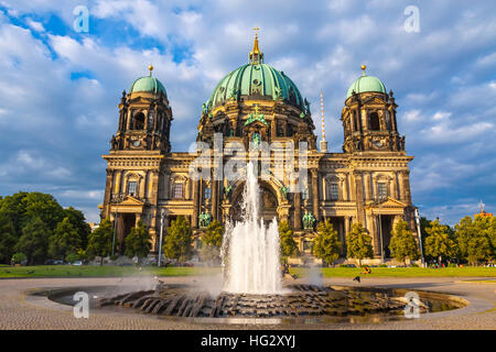 Malerische Ansicht des Berliner Doms (Berliner Dom) am sonnigen Sommertag. Berlin City, Deutschland. Modemer Brunnen Brunnen im Vordergrund Stockfoto