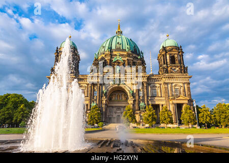 Malerische Ansicht des Berliner Doms (Berliner Dom) am sonnigen Sommertag. Berlin City, Deutschland. Modemer Brunnen Brunnen im Vordergrund Stockfoto