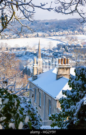 Winter-Blick über den Schnee bedeckt Dächer von Widcombe auf Bathwick Hill in Bath, Großbritannien Stockfoto