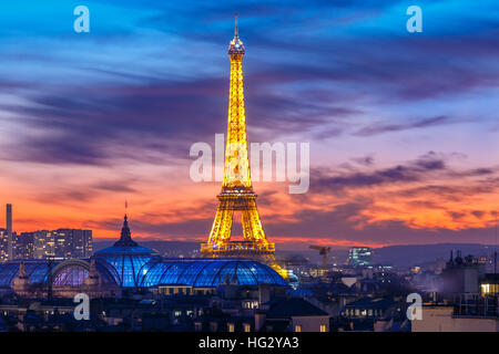 Schimmernde Eiffelturm bei Sonnenuntergang in Paris, Frankreich Stockfoto