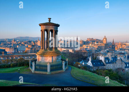 Sonnenaufgang über der Altstadt von Edinburgh vom Calton Hill, Scotland, UK Stockfoto