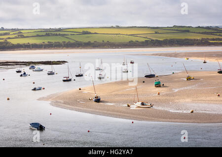 Ankern Boote bei Ebbe auf dem Fluss Kamel bei Rock in Cornwall, UK Stockfoto