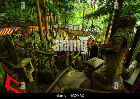 Alten Moos bedeckt Schrein mitten im japanischen Wald im Fushimi Inari-Taisha, Kyoto, Japan Stockfoto