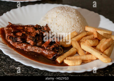 Exekutive Gericht mit Reis und Steak-Pommes-frites Stockfoto