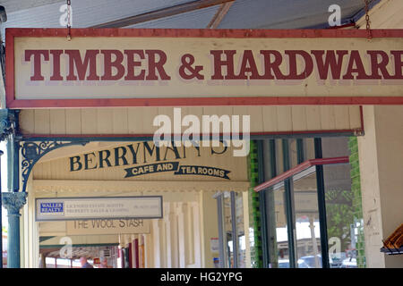 Hängen Schilder in Maldon, einer historischen Stadt in Victoria's Goldfields region, Australien Stockfoto