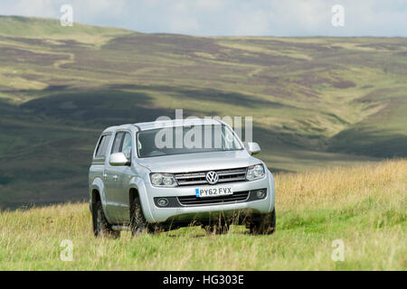 Vier-Rad-Antrieb VW Amarok Twin Cab abholen fahren über Hochland Weide in North Yorkshire, UK. Stockfoto