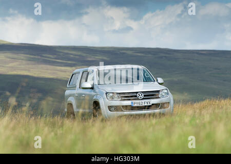 Vier-Rad-Antrieb VW Amarok Twin Cab abholen fahren über Hochland Weide in North Yorkshire, UK. Stockfoto