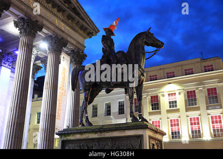 Der kultige Verkehr Kegel auf die Wellington Statue vor Gallery of Modern Art in Glasgow, Scotland, UK Stockfoto