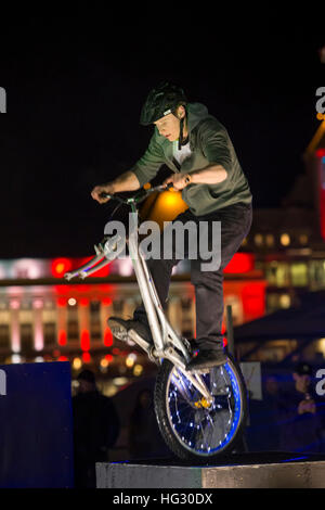 Junger Mann darstellende Fahrrad Wheelstand an Kanadas 150 Jahr Geburtstag-Victoria, British Columbia, Kanada. Stockfoto