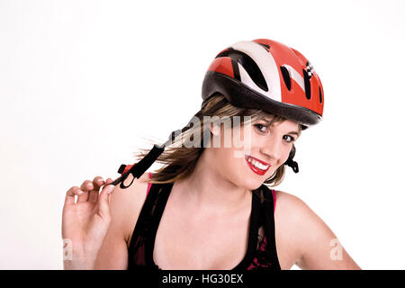 Junge Frau, die das Tragen eines Helms beim Radfahren Stockfoto