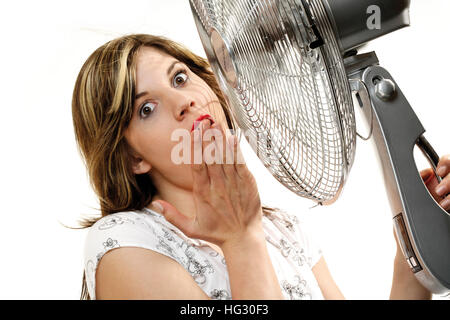 Junge Frau vor einem Ventilator Abkühlung Stockfoto