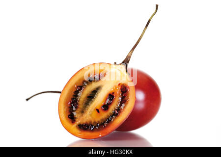 Tamarillo oder Baum Tomate (Solanum Betaceum, Cyphomandra Betacea), einem ganzen und halbiert Stockfoto