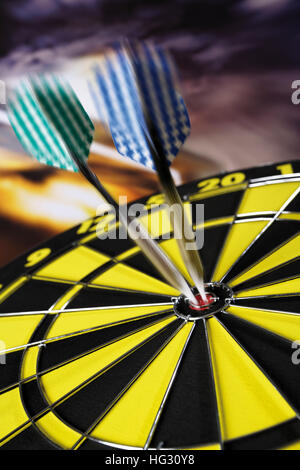 Dart in ein Volltreffer Stockfoto