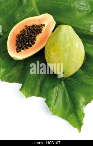 Papaya (Carica Papaya), ganze und halbierte Stockfoto