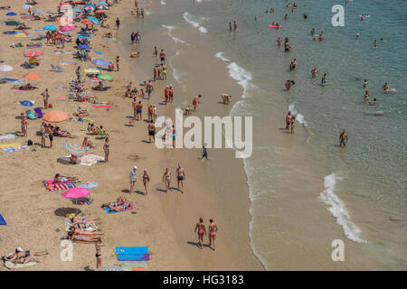 Touristen am Strand Playa de Levante, Benidorm, Alicante, Costa Blanca, Spanien Stockfoto