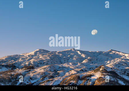 Mond steigt über die schneebedeckten Berge. Kaukasus. Republik von Adygea. Russland. Stockfoto