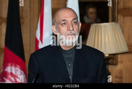 Präsident Hamid Karzai Afghanistan sprechen nach einem trilateralen Treffen mit Premierminister David Cameron und Präsident Asif Ali Zardari von Pakistan an die Uhr Land Haus des Chequers. Stockfoto