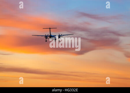 Flugzeug Landung am Flughafen bei Sonnenuntergang Stockfoto