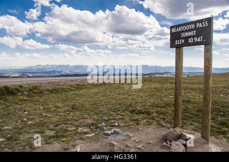 Das Schild mit einer Höhe von 10.947 Füße am Beartooth Pass Summit, Wyoming, USA, mit Bergen im Hintergrund Stockfoto