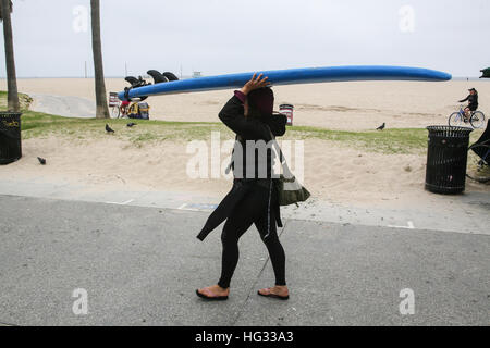 Surfer, Frau, tragen, tragen, Surfbrett, auf, sie, Kopf, Bei, Venice Beach, Santa Monica, Los Angeles, L.A., Kalifornien, USA, Vereinigte Staaten von Amerika, Stockfoto