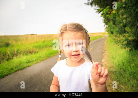 ein junges Mädchen mit ihrer Familie in der Natur wandern Stockfoto